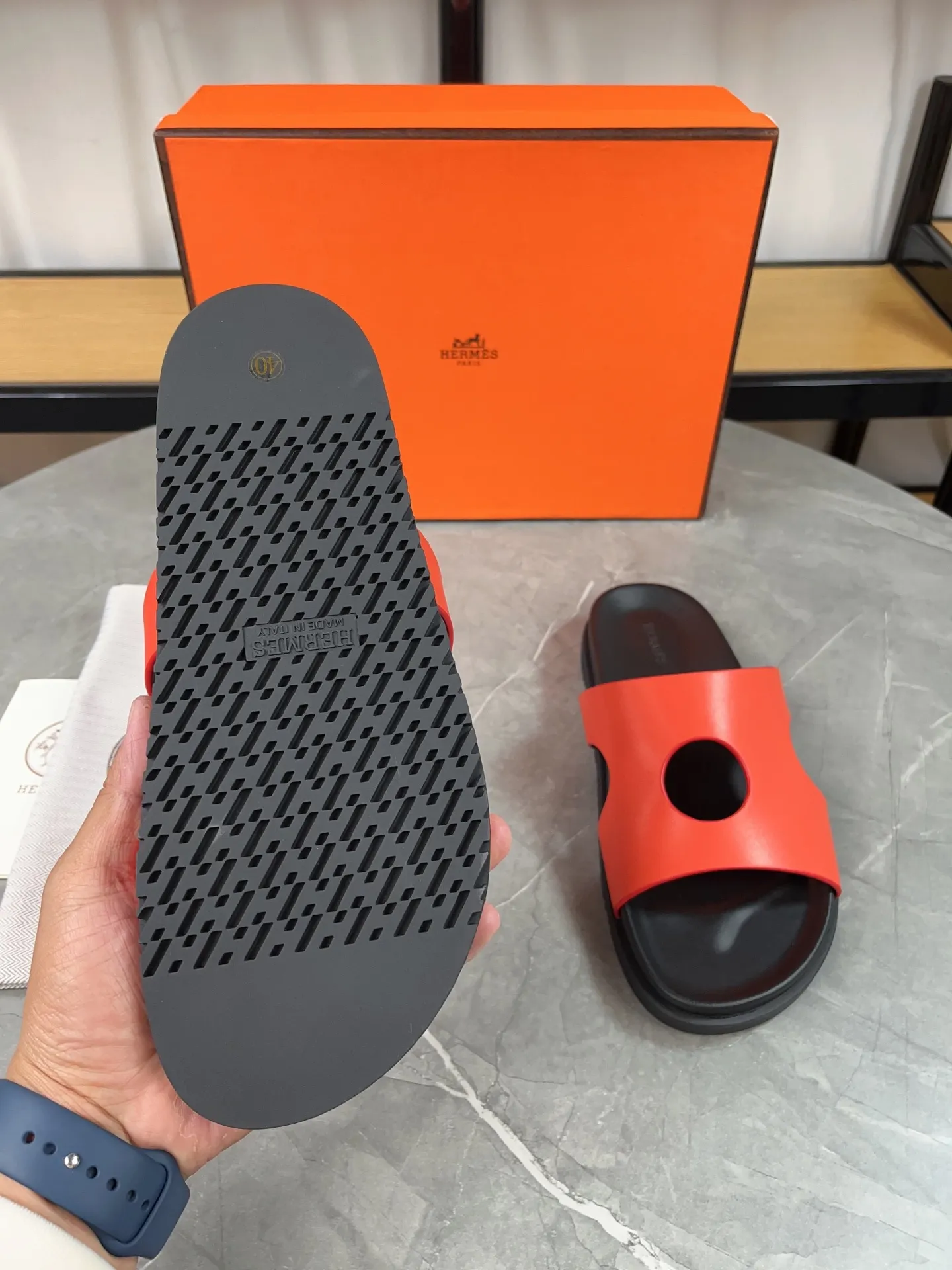 p400🐮🐮H family classic (couple style) Hermes Hermes spring and summer sandals series! Classic style, always popular slippers - sandals, great with any combination! ! ! Upper: imported PU inner lining: imported mixed sheepskin Outsole: Tpu non-slip and wear-resistant outsole Female size: 35-40 (customized at 41) Male size: 39-45 (customized at 39.45)